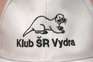 Detail výšivky na bielej letnej šiltovke