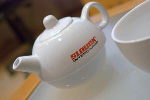 Biele kanvičky na čaj s farebnou potlačou