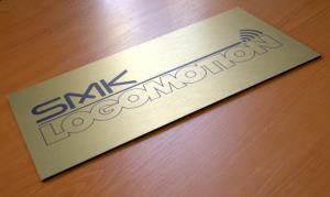 Logo nanesené na kovovej reklamnej tabuli