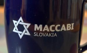 Detail loga organizácie na modrom keramickom hrnčeku