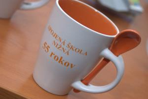 Hrnček s lyžičkou poteší zamestnancov školy