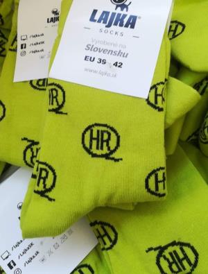 Jednofarebná potlač na žlté ponožky pre firmu HR