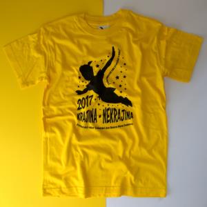 Detail jednofarebnej potlače na žltom tričku