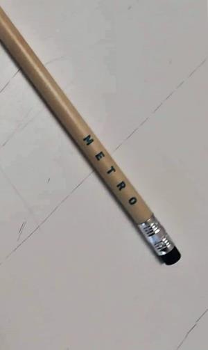 Detail jednofarebnej potlače na drevenej ceruzke