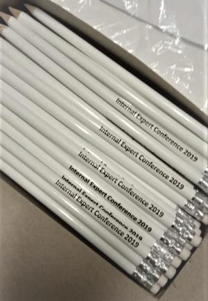 Klasická biela ceruzka na konferenciu Internal Expert Conference