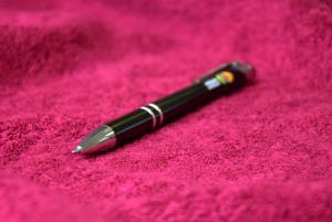 Elegantné kovové pero s farebnou potlačou