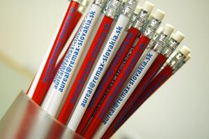 Kombinácia bielych a červených ceruziek 