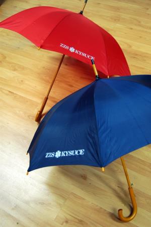 Červené a modré dáždniky so striebornou potlačou ZZS