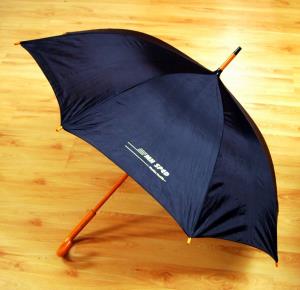 Tmavomodrý dáždnik s bielou tlačou