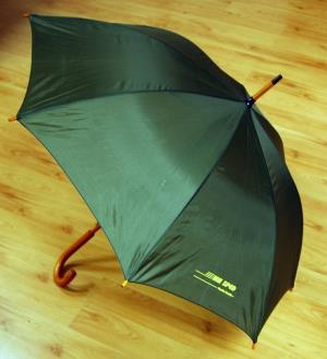 Tmavozelený dáždnik s bielou potlačou
