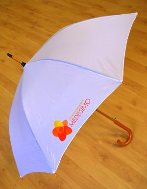 Biele dáždniky s logom nemocnice