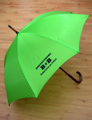 Zelené dáždniky s potlačou B+B Drevovýroba