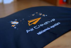 Čierny dáždnik s potlačou Air Creative