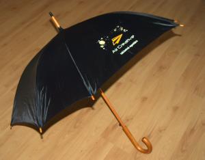Čierny dáždnik s logom reklamnej agentúry