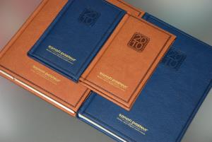 Kombinácia diárov s rovnakým logom