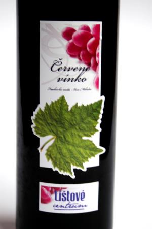 Detail etikety na červené víno