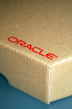 Detail loga Oracle na papierovej krabičke