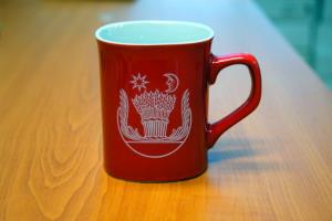 Predná strana hrnčeku s erbom obce