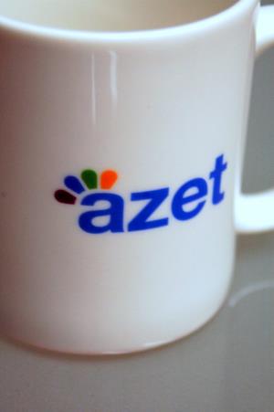 Hrnček s logom Azetu