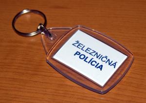 Zadná strana s nápisom Železničná polícia