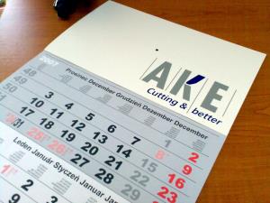 Potlač trojmesačných kalendárov AKE