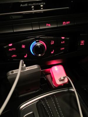 Waze USB nabíjačka s LED svetlom, Červená (4)