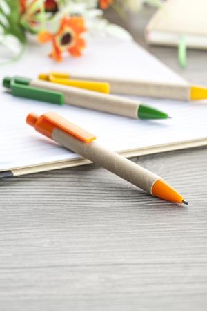 Ekologické pero z recyklovaného papiera Reflat, oranžová (2)